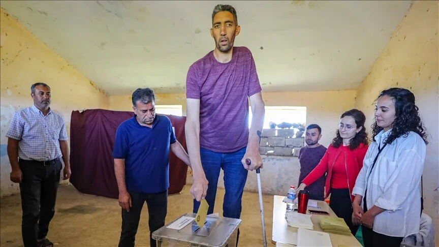 "Dünyanın en uzun adamı" oyunu kullandı