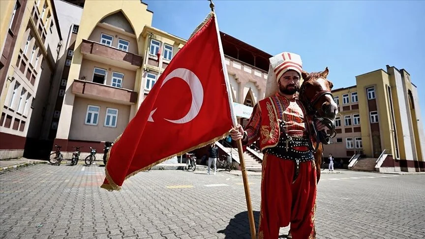 Oy kullanmaya atla geldi