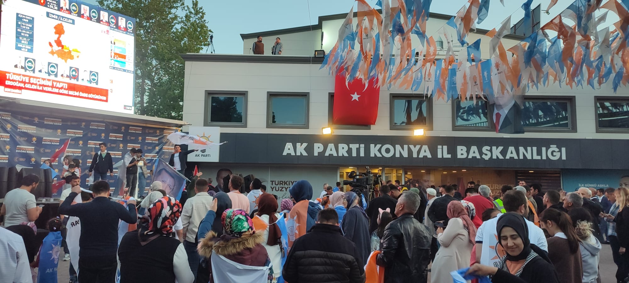 Seçim sonuçları dev ekranda