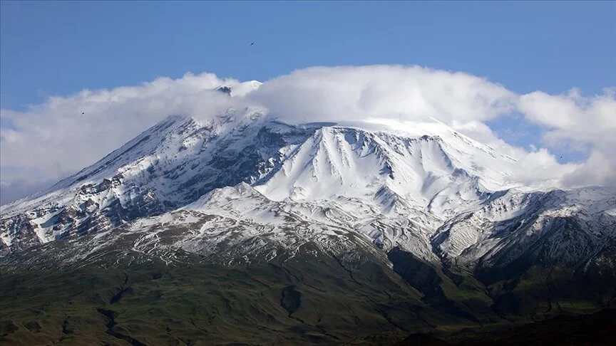 Mayıs'ta Ağrı Dağı beyaza büründü
