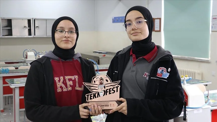 Kastamonu'lu iki öğrenci atık suları su sümbülüyle arıtacak