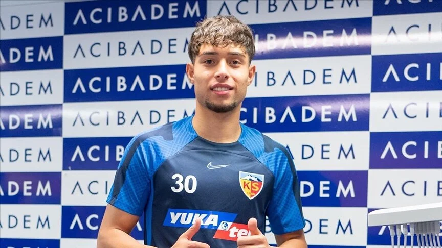 Genç futbolcu 2 yıl daha Kayserispor'da