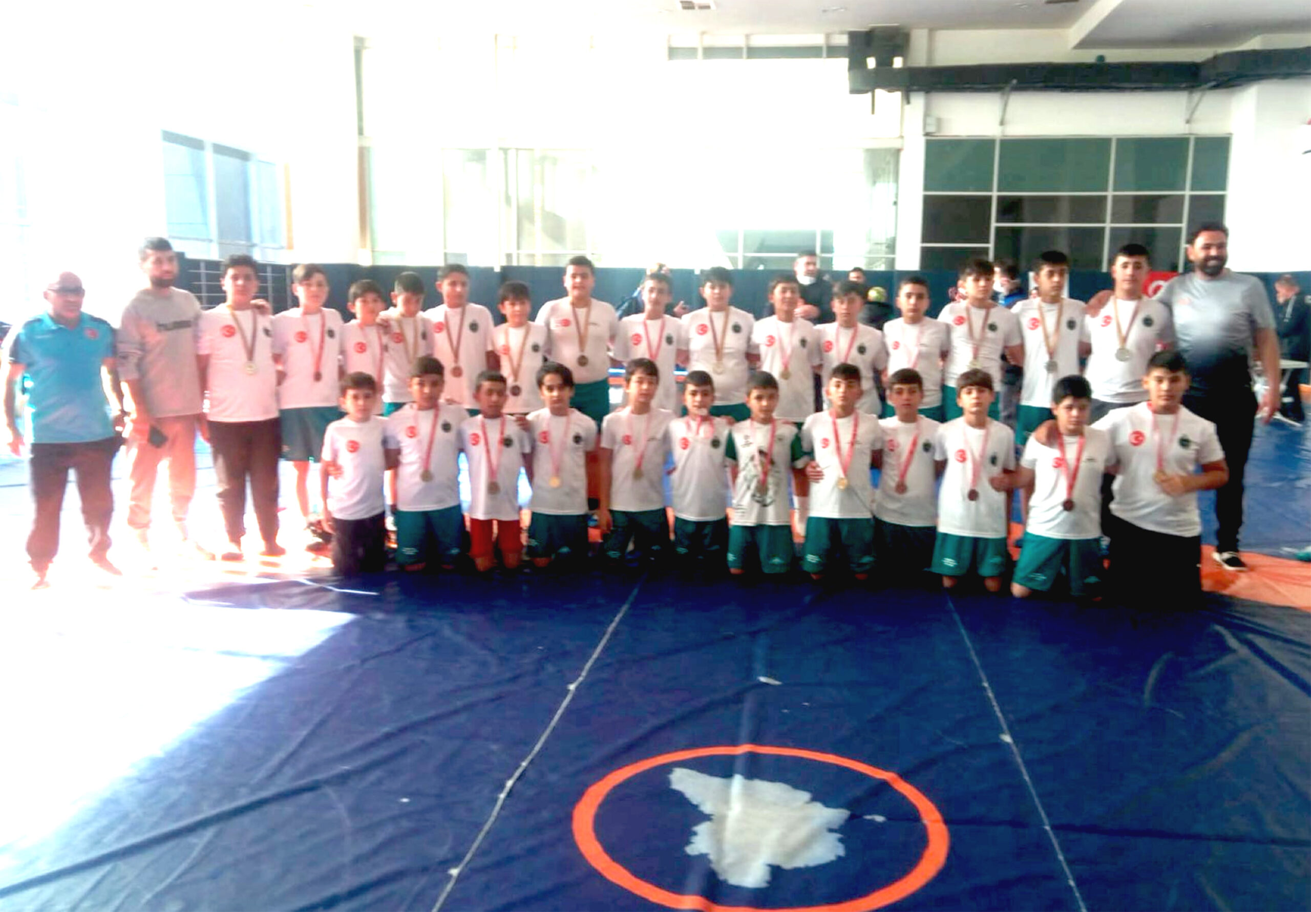 Karataylı güreşçilerin sırtı yere gelmiyor