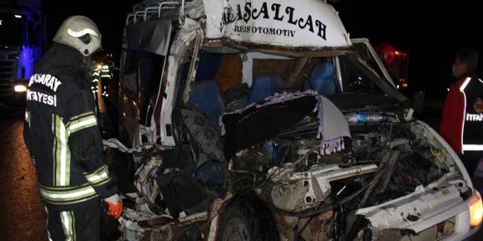 Minibüs tıra çarptı