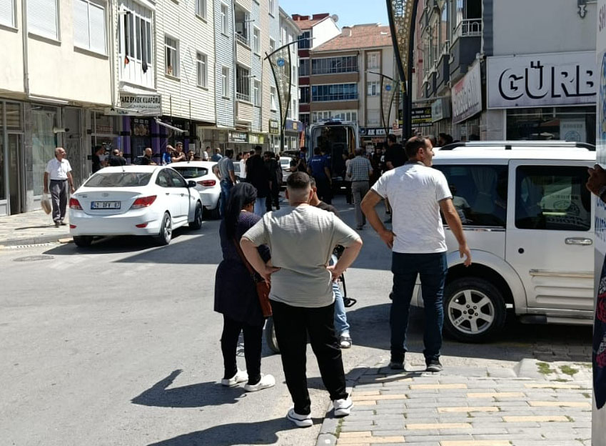 2-kardes-kaldirimda-yuruyen-2-kisiyi-bi-852038-252724.jpg