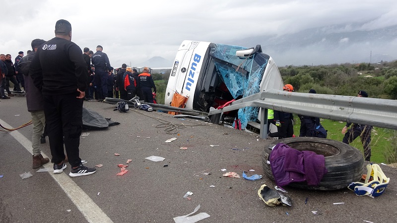 antalyada-yolcu-otobusu-devrildi-8-olu-1144683-339872.jpg