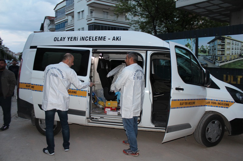 yemek-yaparken-elbisesi-tutusan-91-yasin-1286839-382915.jpg