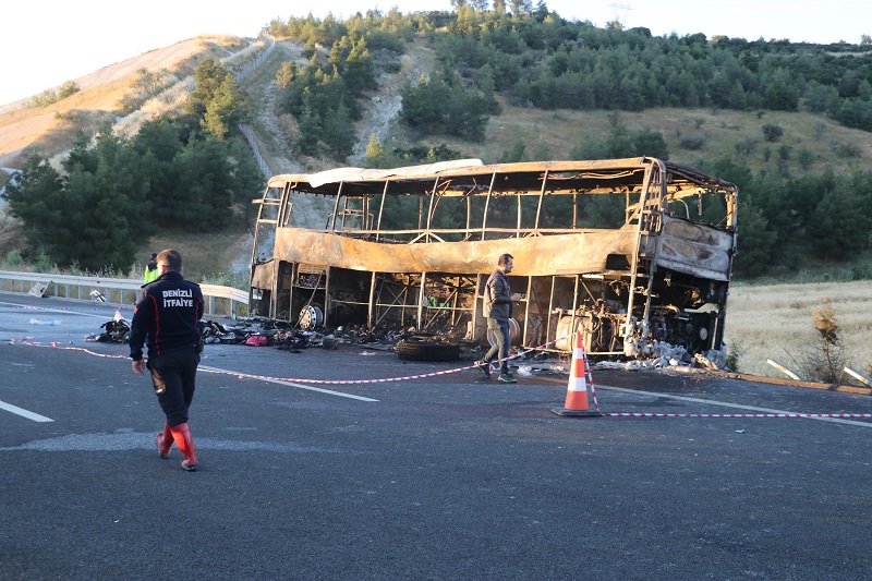 denizlide-bariyerlere-carpan-yolcu-otob-1337840-397412.jpg